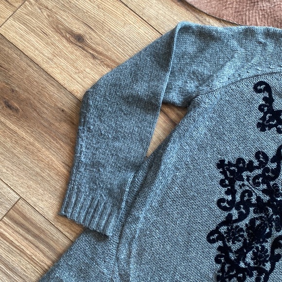 Gray long sleeve sweater by Democracy - Picture 5 of 8